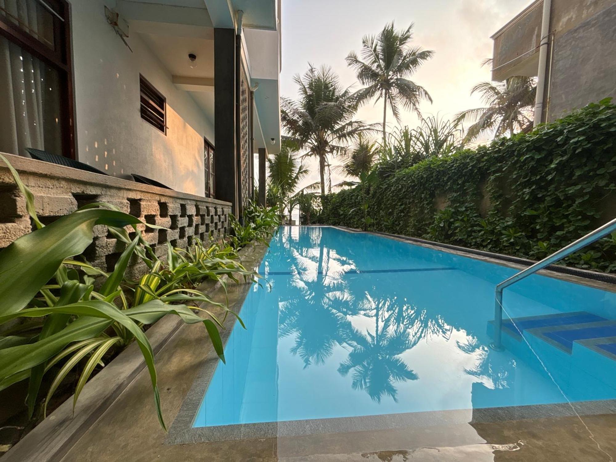Mirage Beach House At Morava Court Хиккадува Экстерьер фото