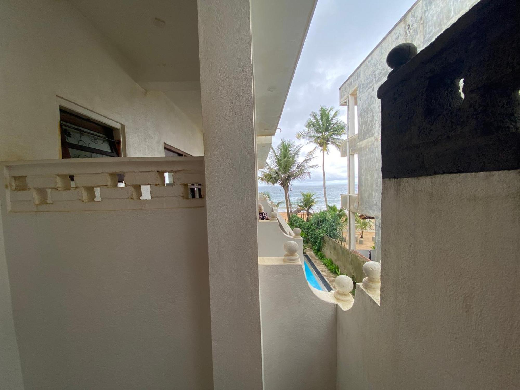 Mirage Beach House At Morava Court Хиккадува Экстерьер фото