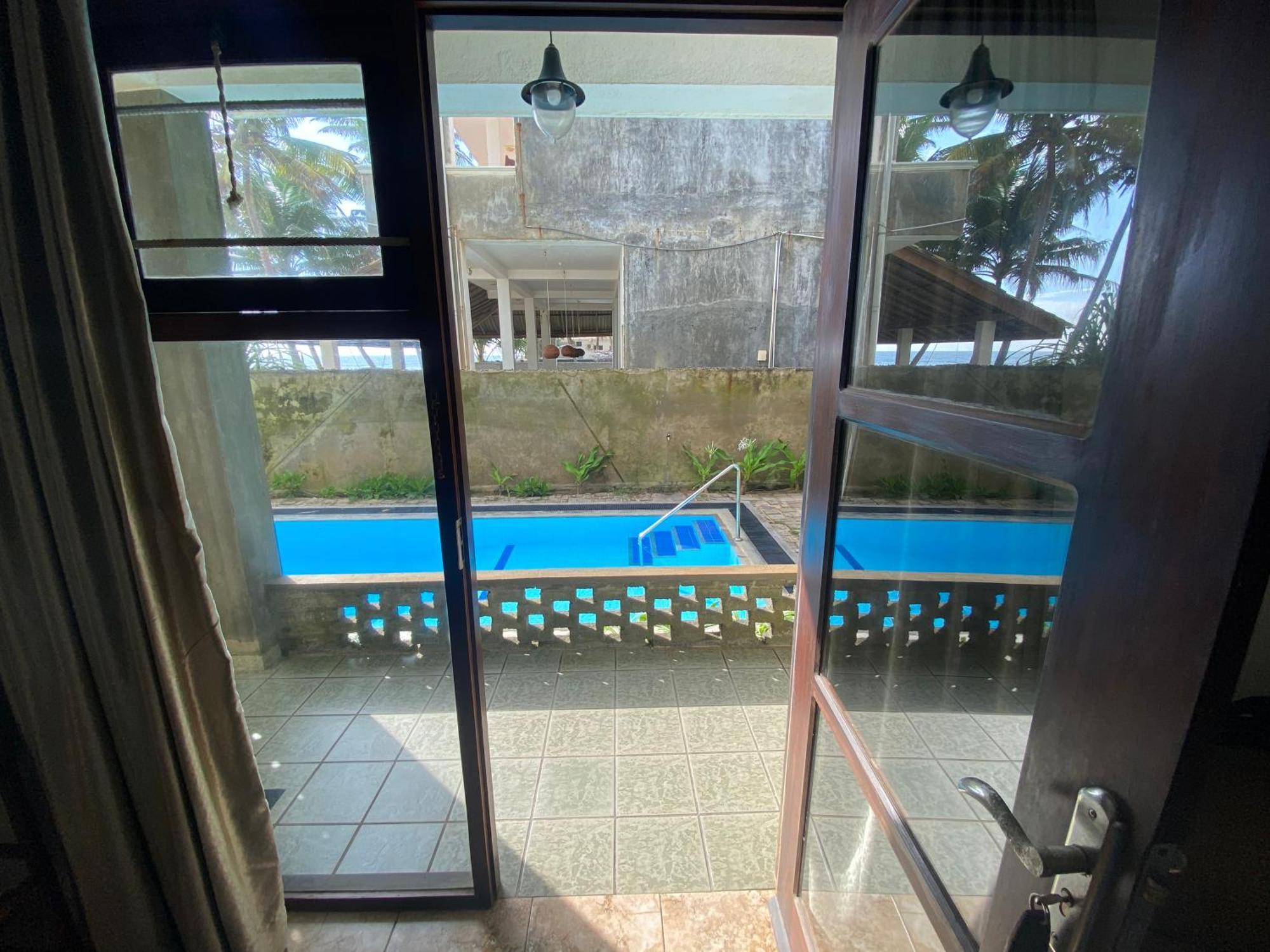Mirage Beach House At Morava Court Хиккадува Экстерьер фото